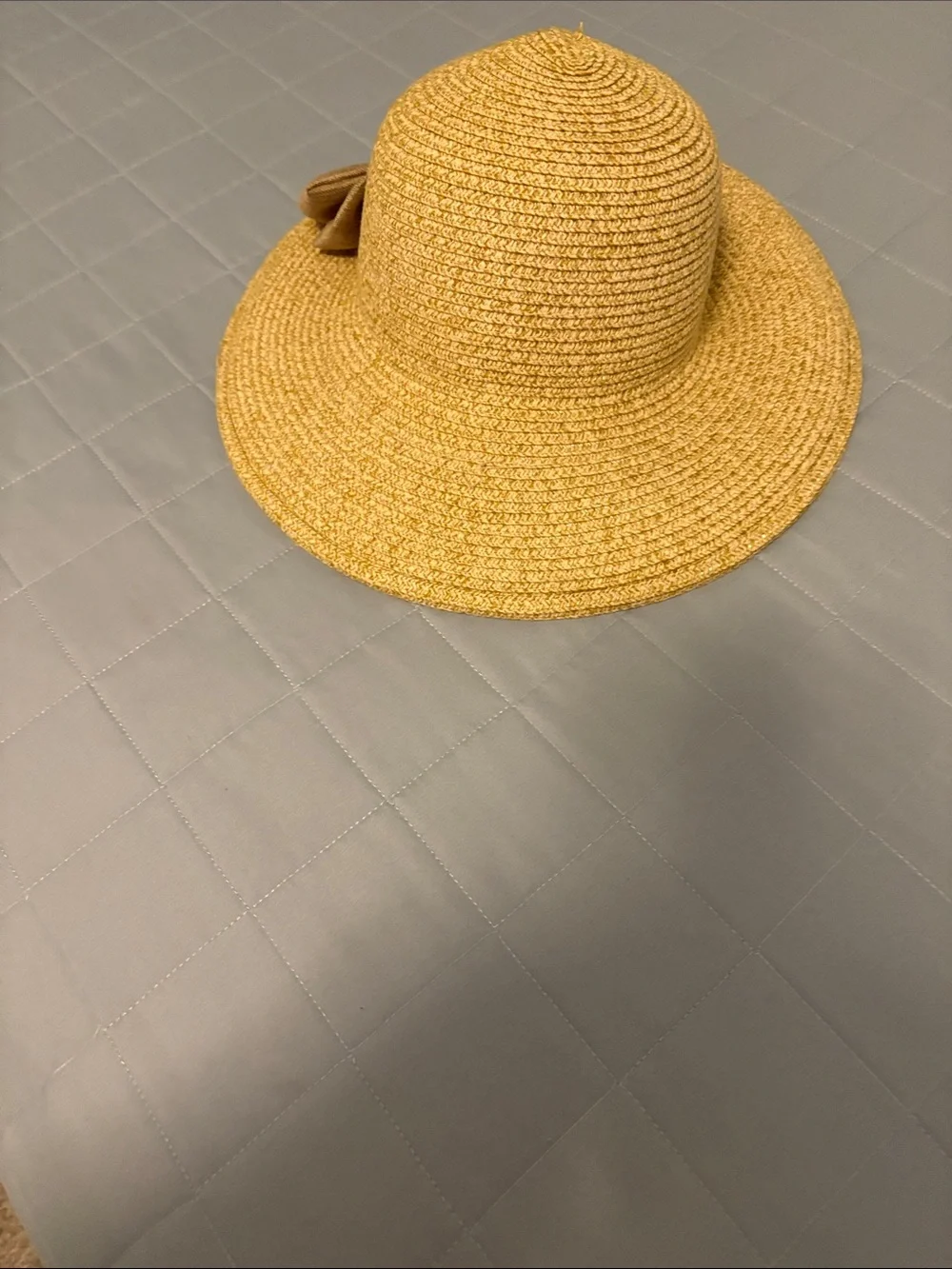 Women’s straw  sun hat with tan bow. Great for the beach.